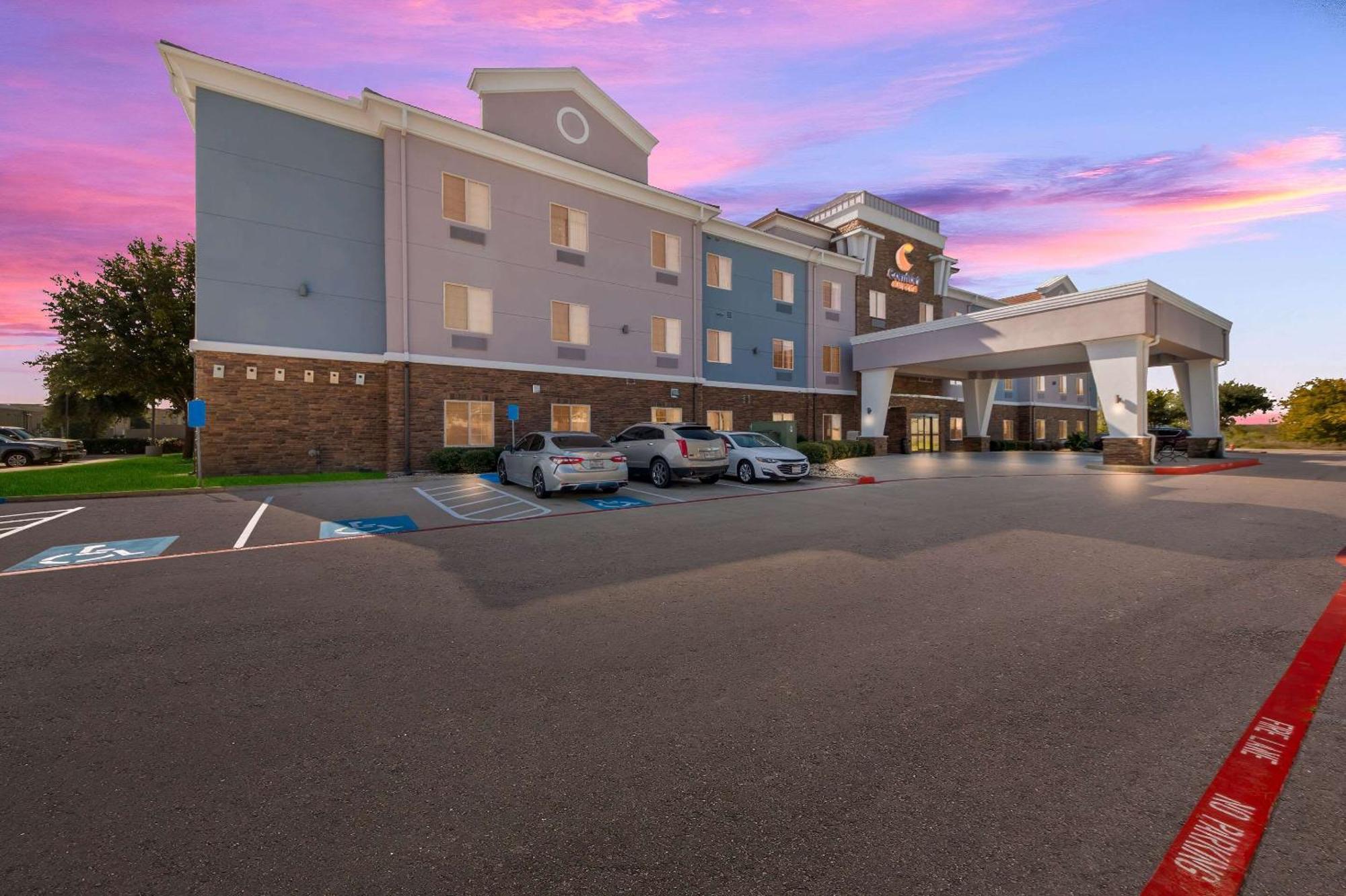 Comfort Suites Bastrop Exterior photo