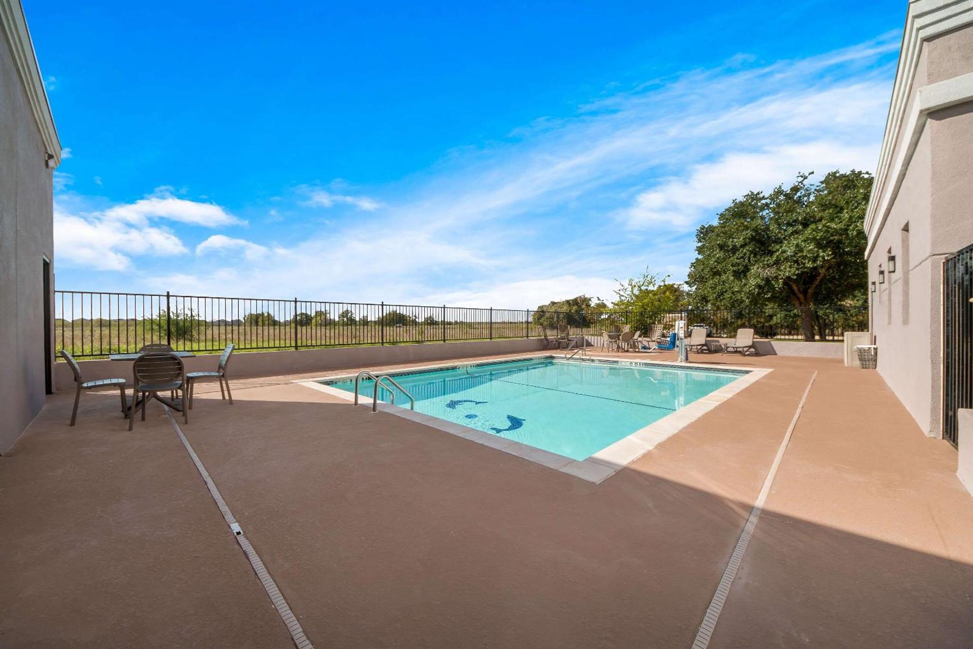 Comfort Suites Bastrop Exterior photo